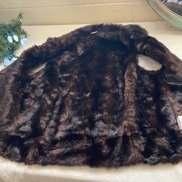 Old Navy Faux Fur lined vest - Picture 6 of 7